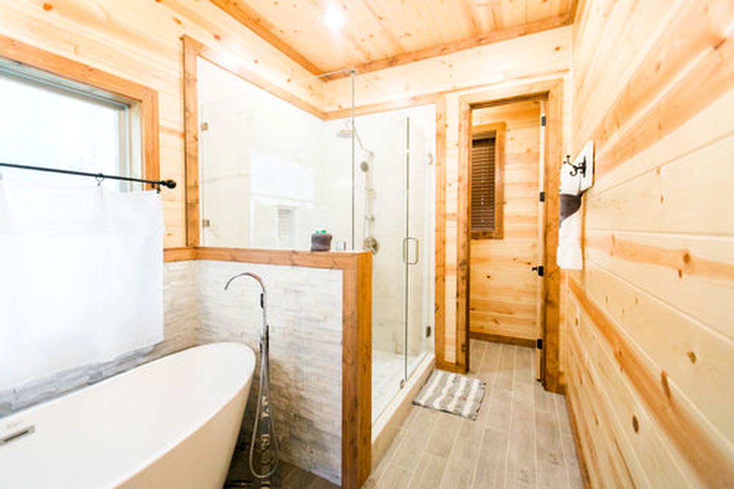 Fantastic Vacation Cabin with a Luxury Hot Tub in Broken Bow, Oklahoma