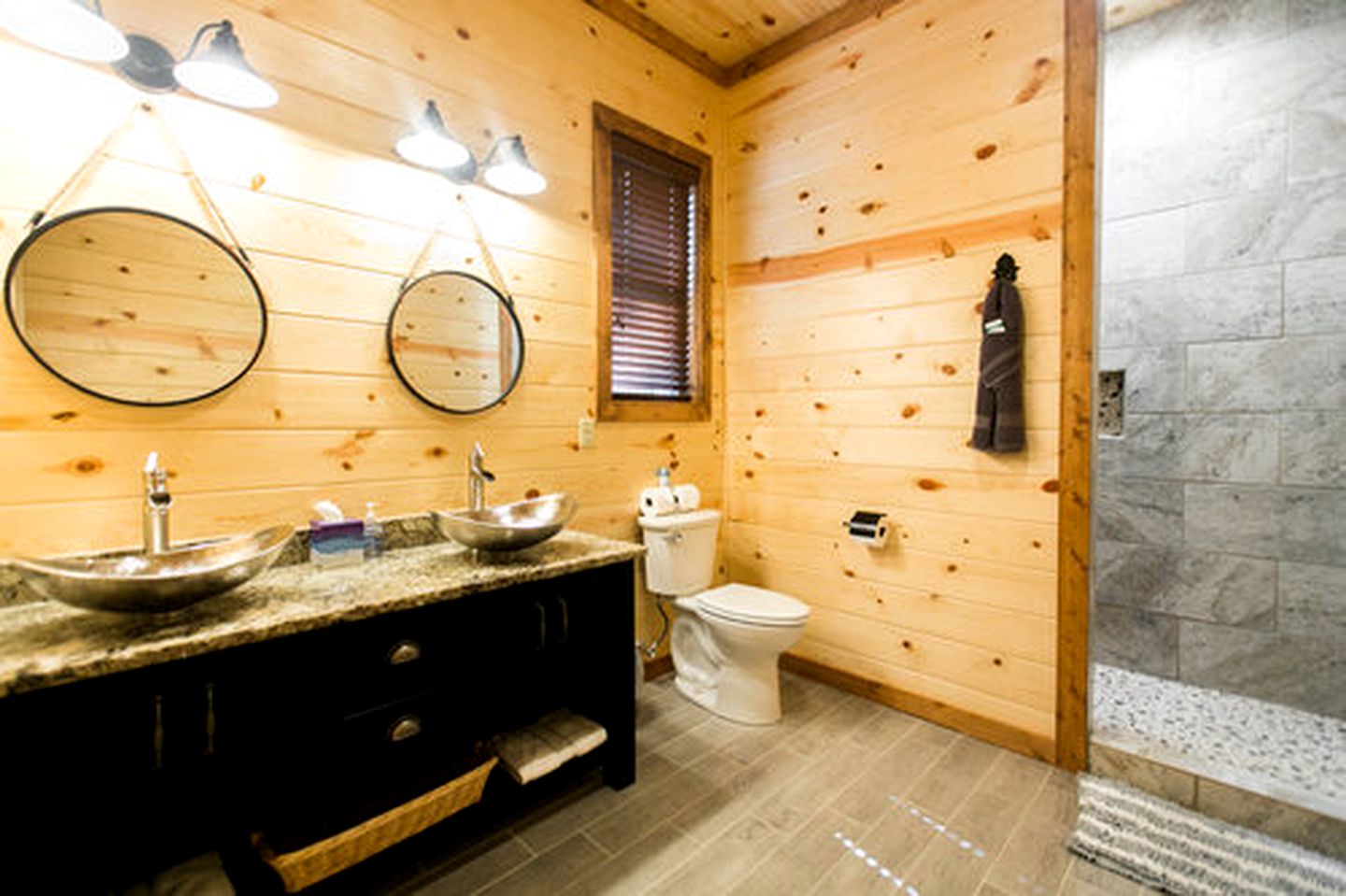 Fantastic Vacation Cabin with a Luxury Hot Tub in Broken Bow, Oklahoma