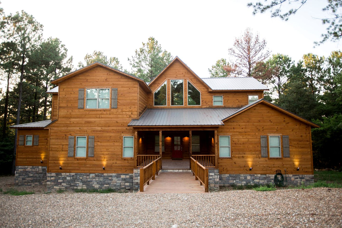 Deluxe Cabin Rental with a Game Room and Hot Tub near Hochatown, Oklahoma