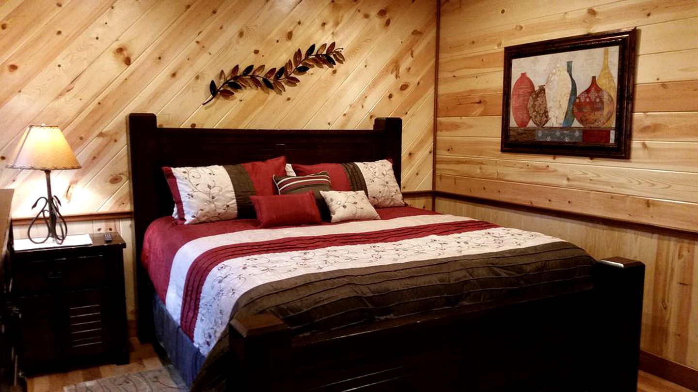 Peaceful Cabin with a Hot Tub for a  Family Retreat near Broken Bow Lake, Oklahoma
