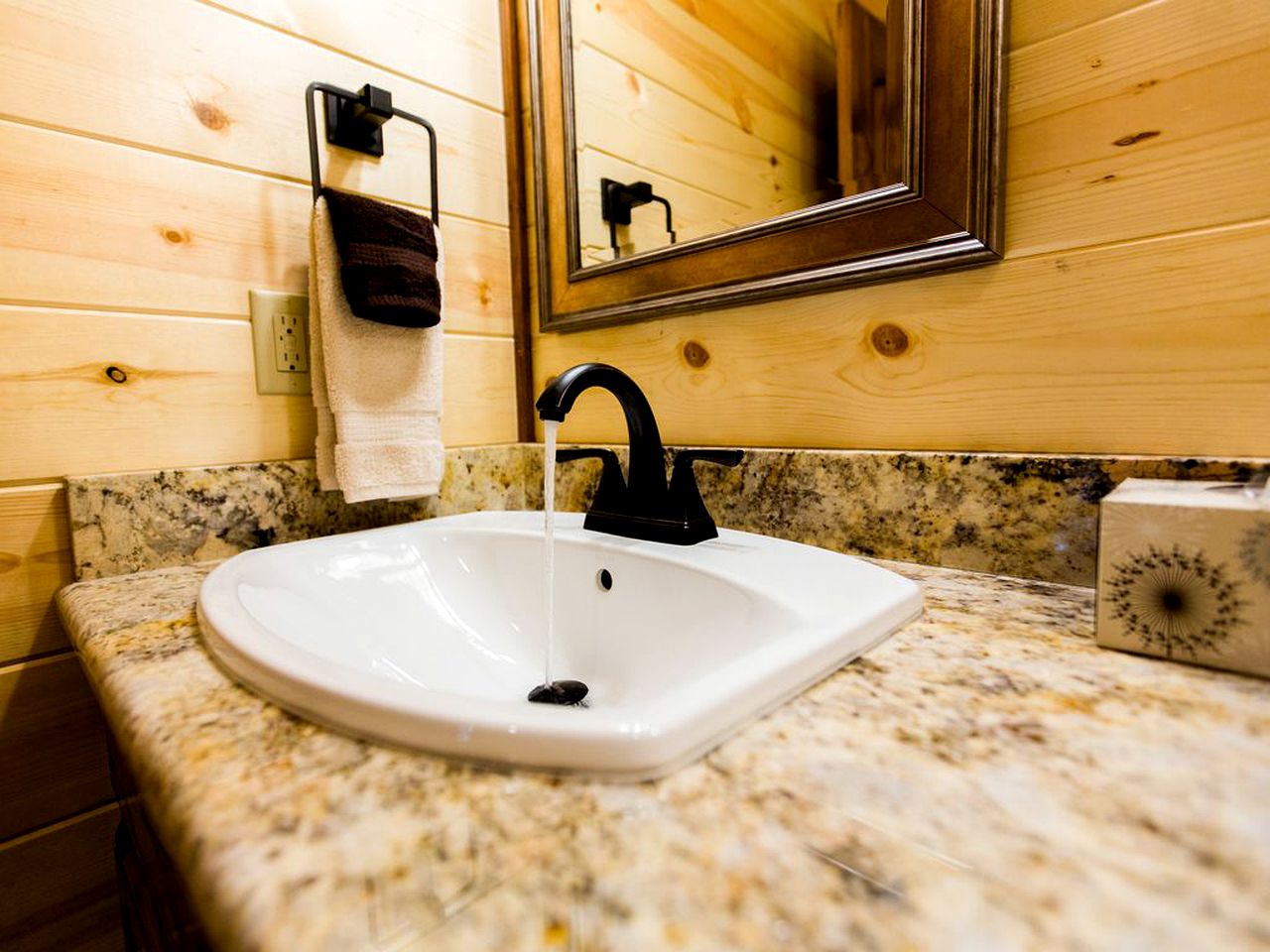 Peaceful Cabin with a Hot Tub for a  Family Retreat near Broken Bow Lake, Oklahoma