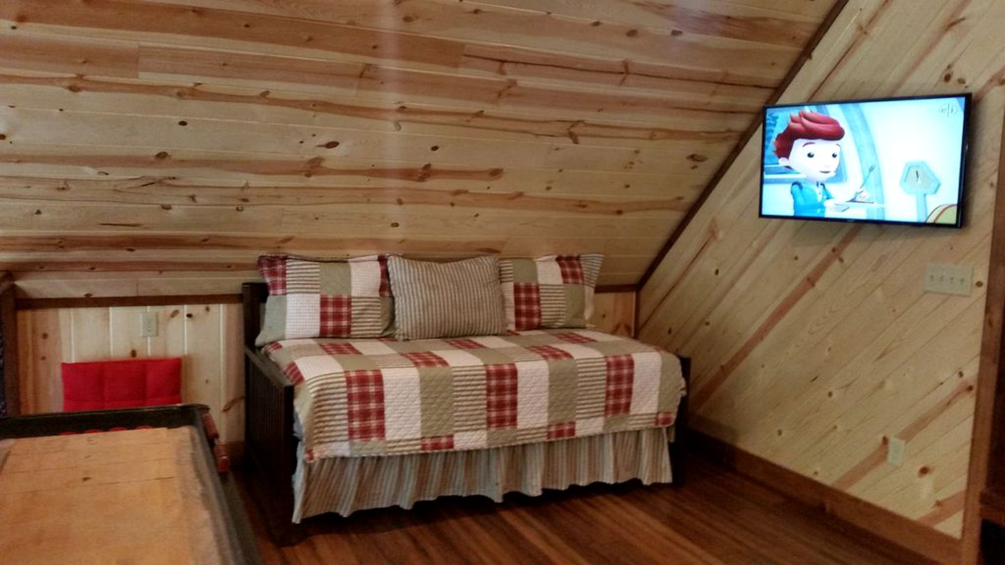 Peaceful Cabin with a Hot Tub for a  Family Retreat near Broken Bow Lake, Oklahoma