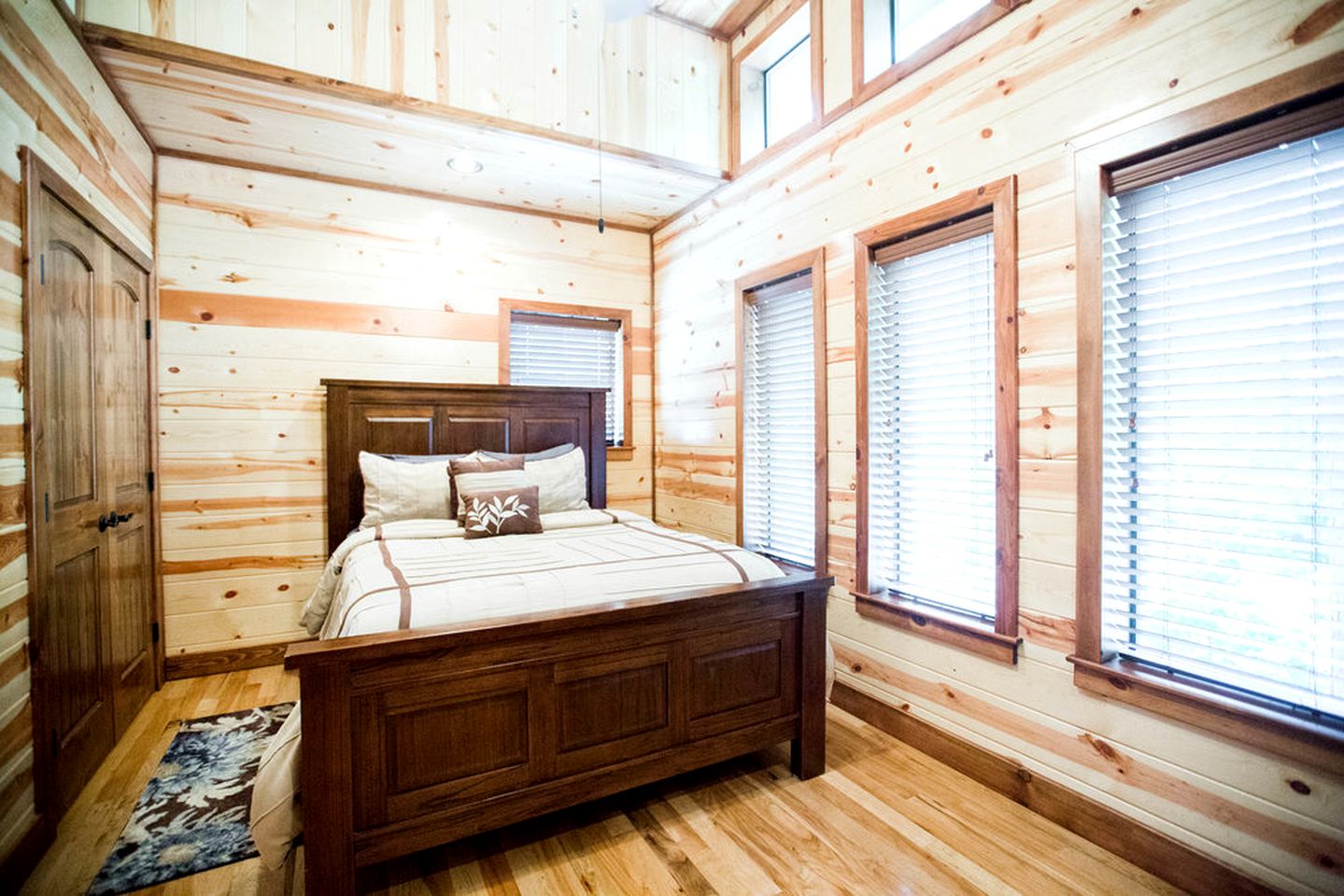 Deluxe Log Cabin Rental with Lovely Woodland Views in Broken Bow, Oklahoma