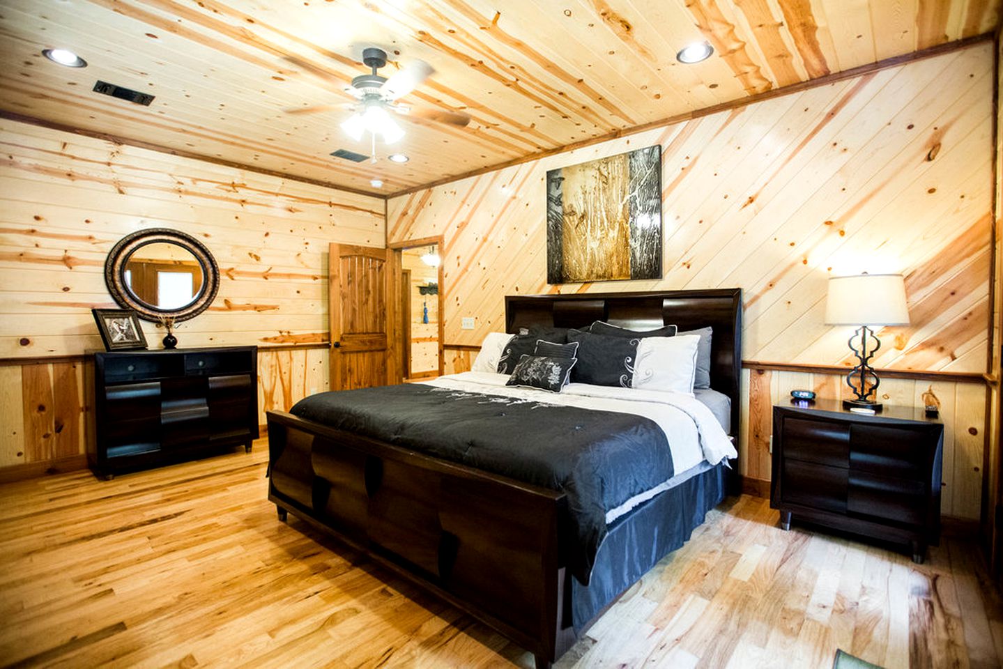 Deluxe Log Cabin Rental with Lovely Woodland Views in Broken Bow, Oklahoma