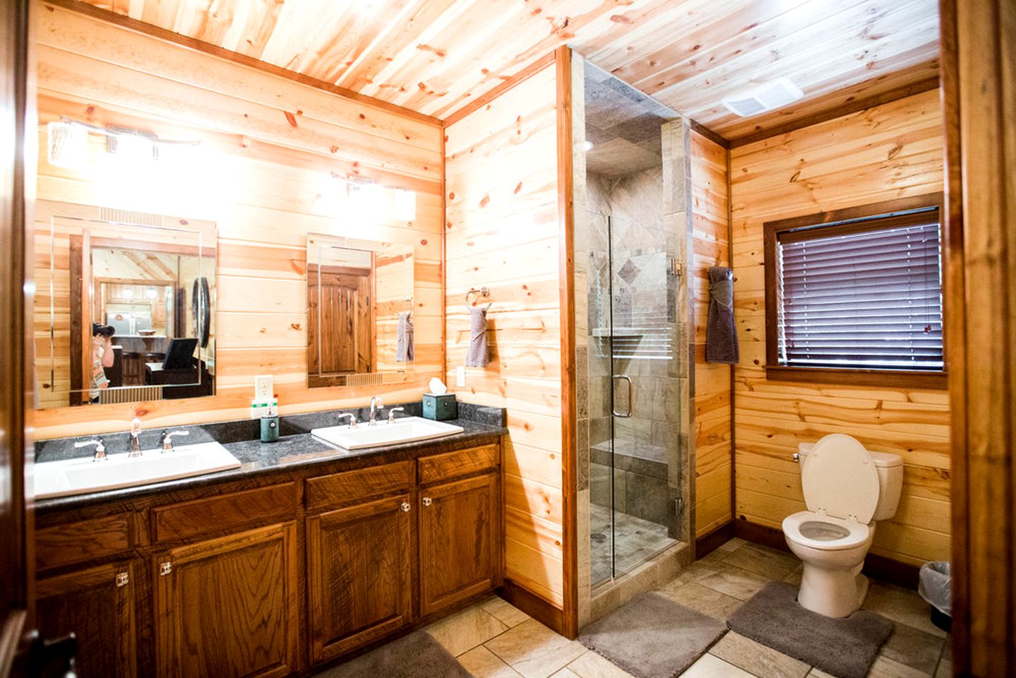 Deluxe Log Cabin Rental with Lovely Woodland Views in Broken Bow, Oklahoma