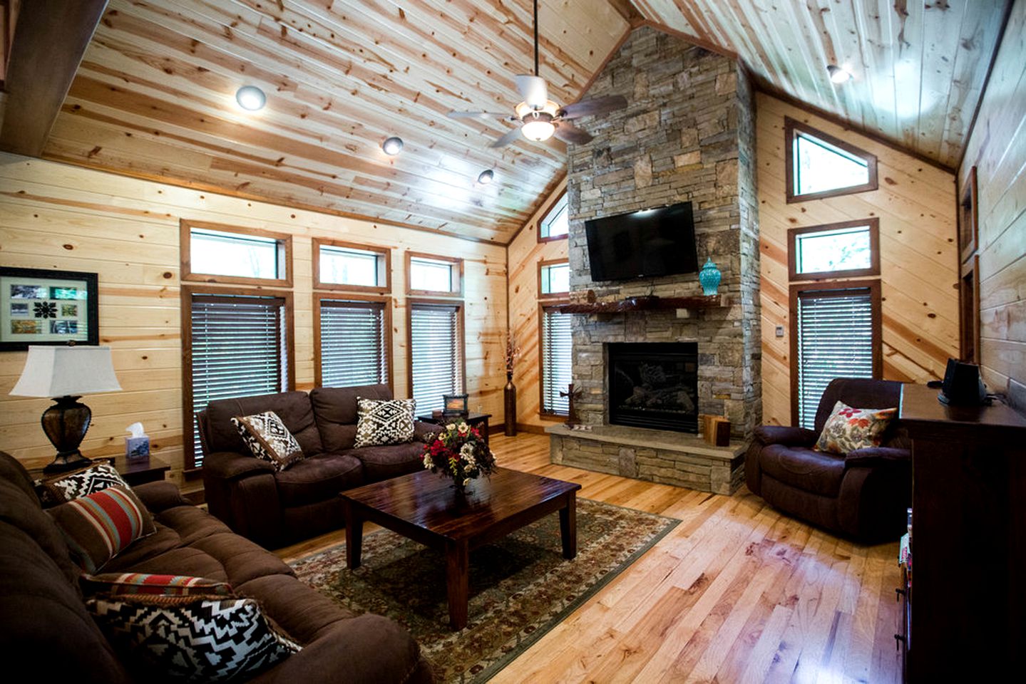 Deluxe Log Cabin Rental with Lovely Woodland Views in Broken Bow, Oklahoma