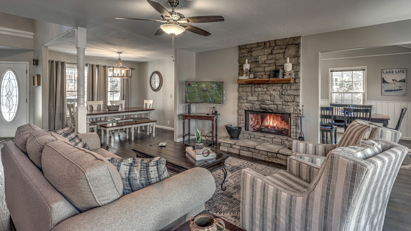 RULakin' Memories Lakefront Dock Pool Table Fire Pit, Vacation