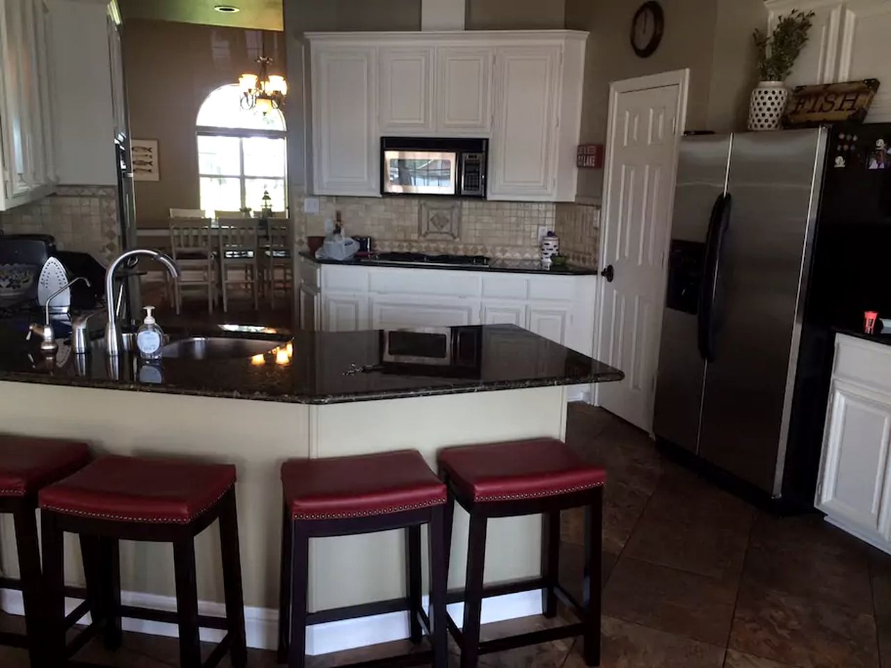 Spacious Cottage Rental on the Shores of Cedar Creek Lake in Mabank, Texas