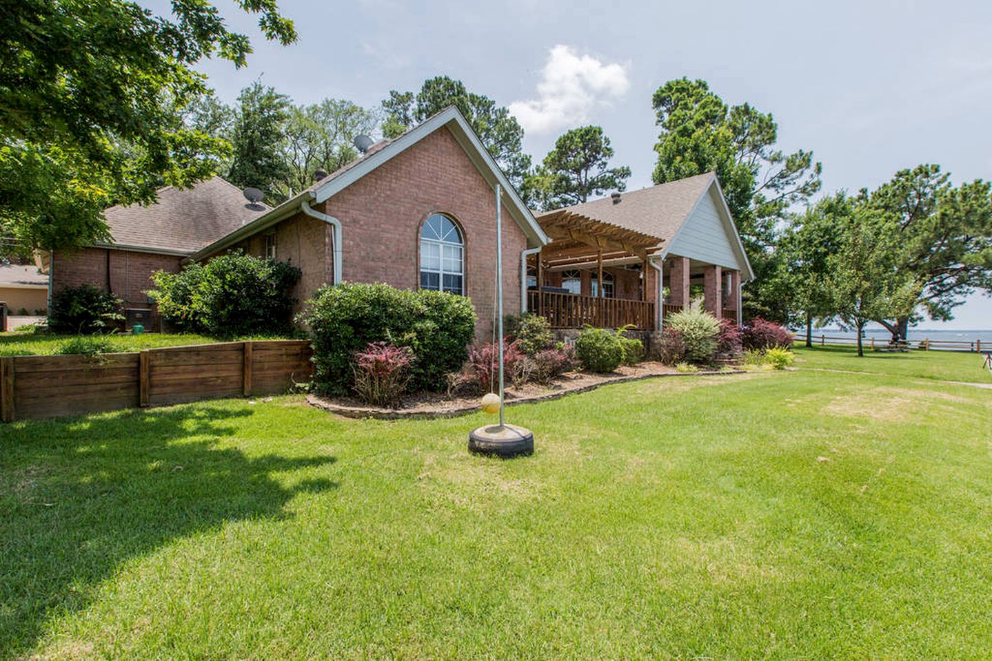 Spacious Cottage Rental on the Shores of Cedar Creek Lake in Mabank, Texas
