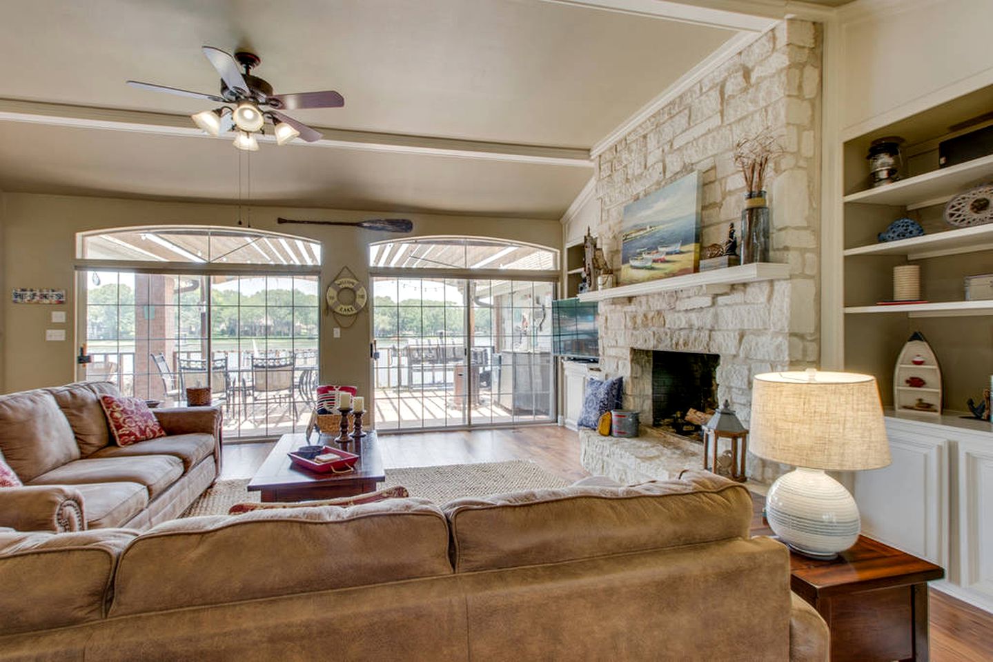 Spacious Cottage Rental on the Shores of Cedar Creek Lake in Mabank, Texas