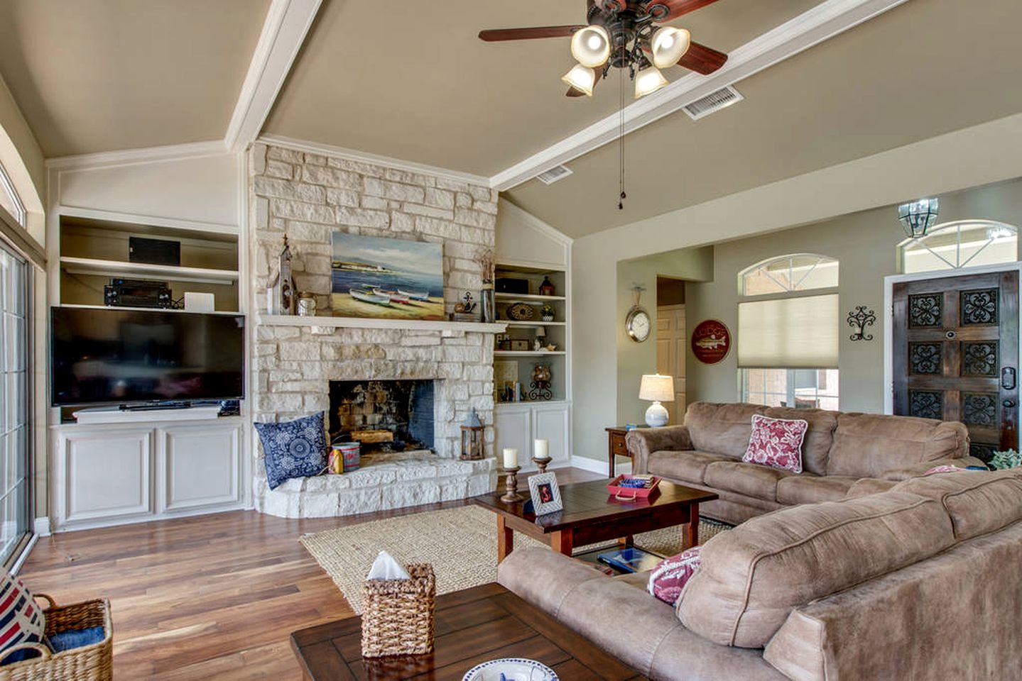 Spacious Cottage Rental on the Shores of Cedar Creek Lake in Mabank, Texas