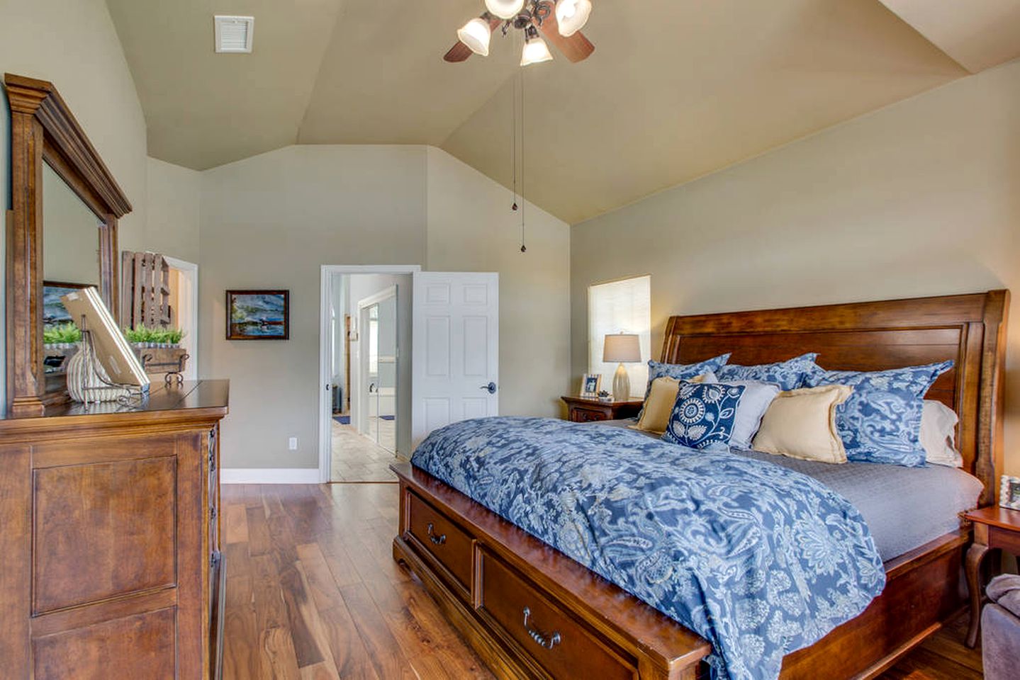 Spacious Cottage Rental on the Shores of Cedar Creek Lake in Mabank, Texas