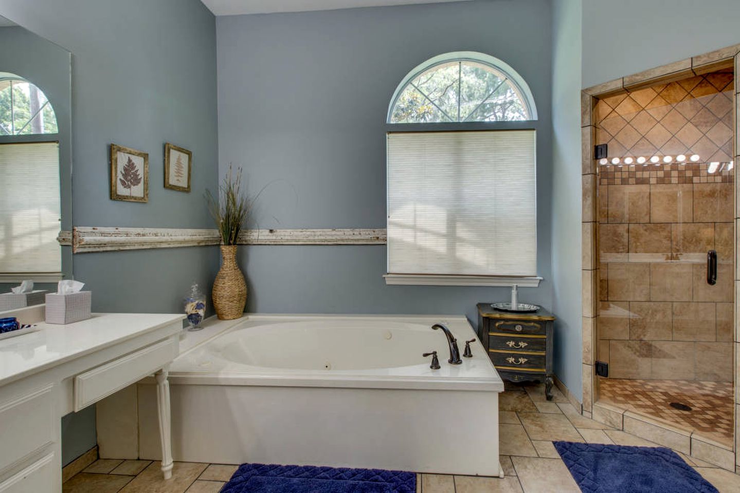 Spacious Cottage Rental on the Shores of Cedar Creek Lake in Mabank, Texas