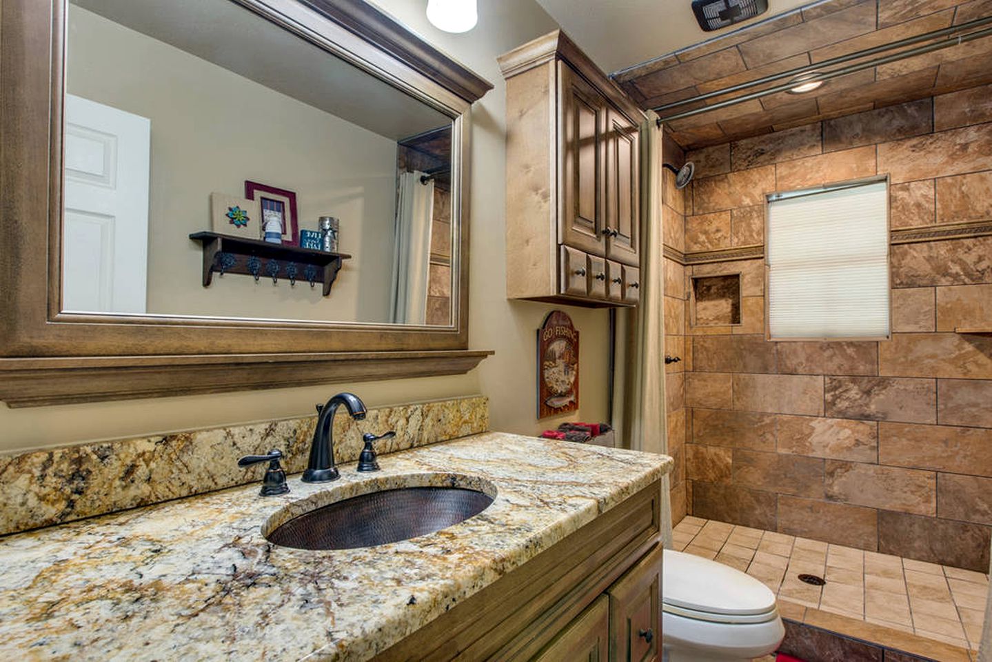 Spacious Cottage Rental on the Shores of Cedar Creek Lake in Mabank, Texas