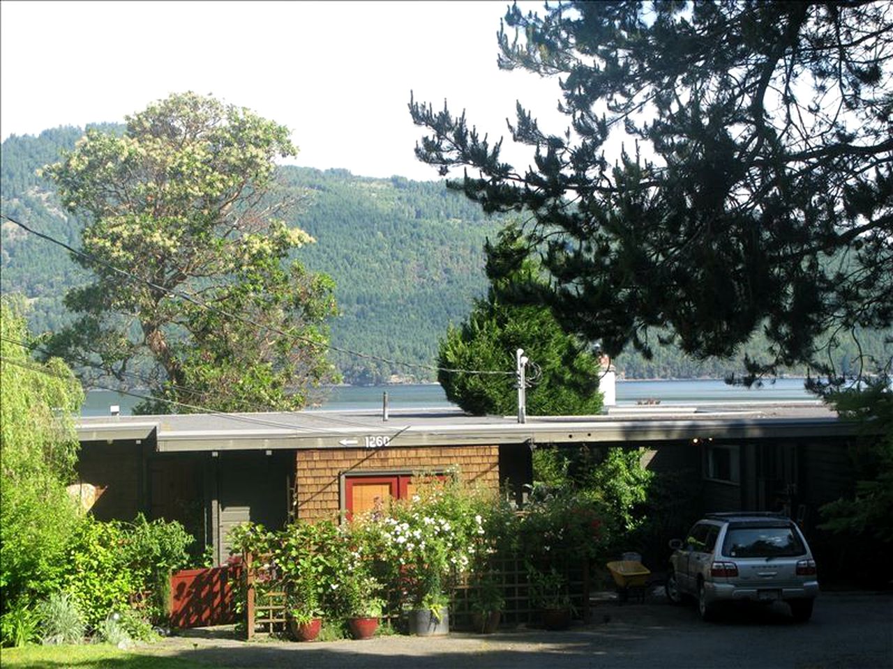 Pet-Friendly Cottage near the Beach in North Saanich, British Columbia