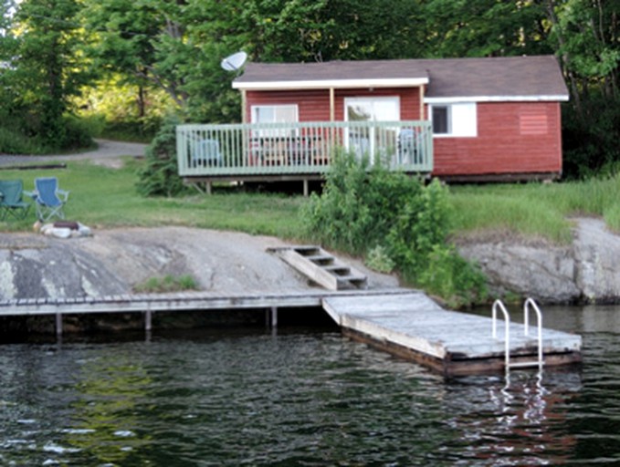 Lakeside Cottage With Hot Tub In Ontario