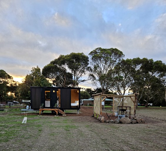 Cozy Tiny House with Lovely Outdoor Area and BBQ in Purdeet, Victoria