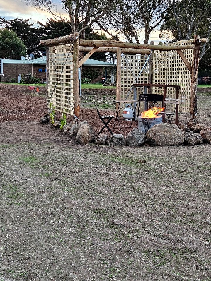 Cozy Tiny House with Lovely Outdoor Area and BBQ in Purdeet, Victoria