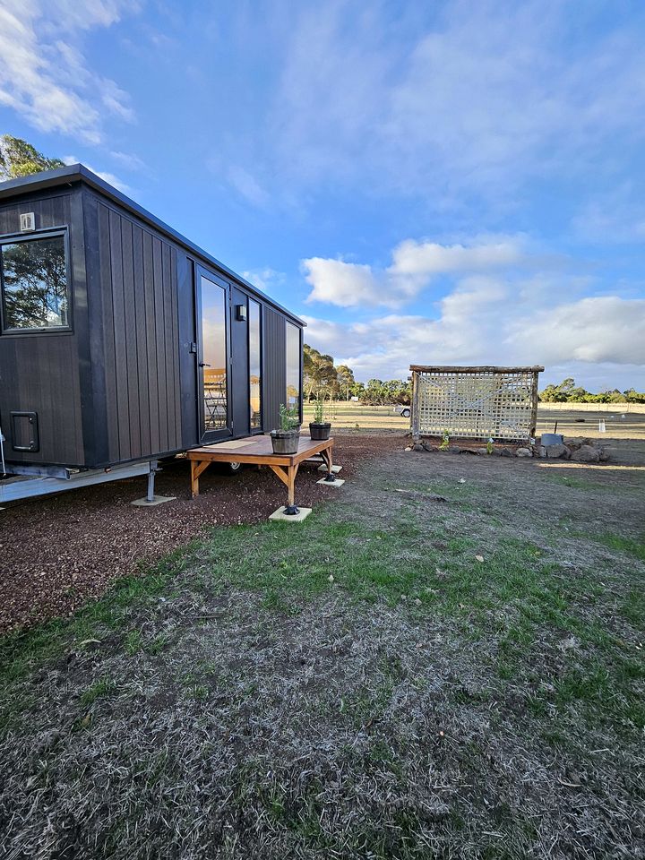 Cozy Tiny House with Lovely Outdoor Area and BBQ in Purdeet, Victoria