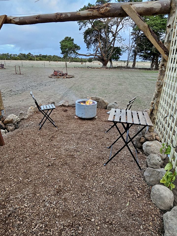 Cozy Tiny House with Lovely Outdoor Area and BBQ in Purdeet, Victoria