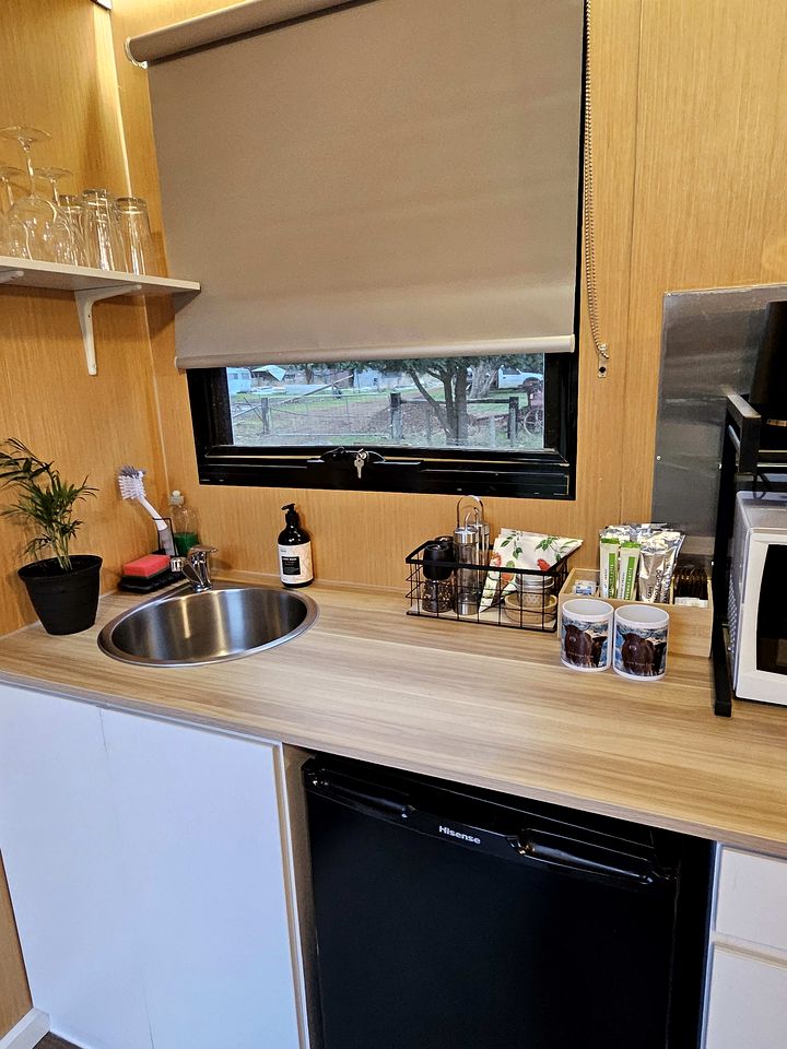 Cozy Tiny House with Lovely Outdoor Area and BBQ in Purdeet, Victoria