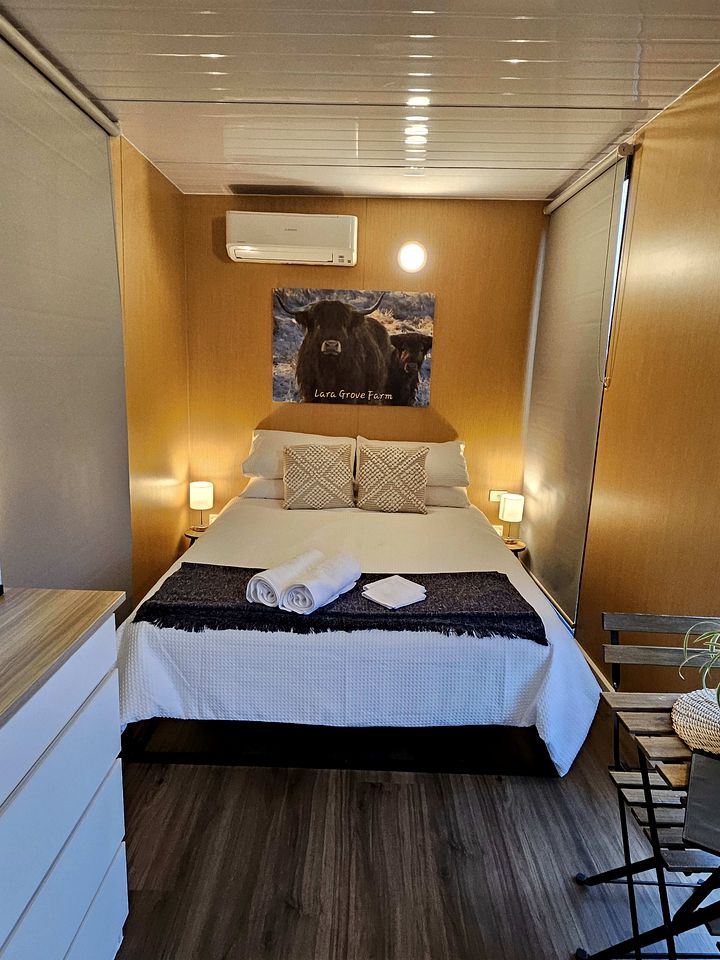 Cozy Tiny House with Lovely Outdoor Area and BBQ in Purdeet, Victoria