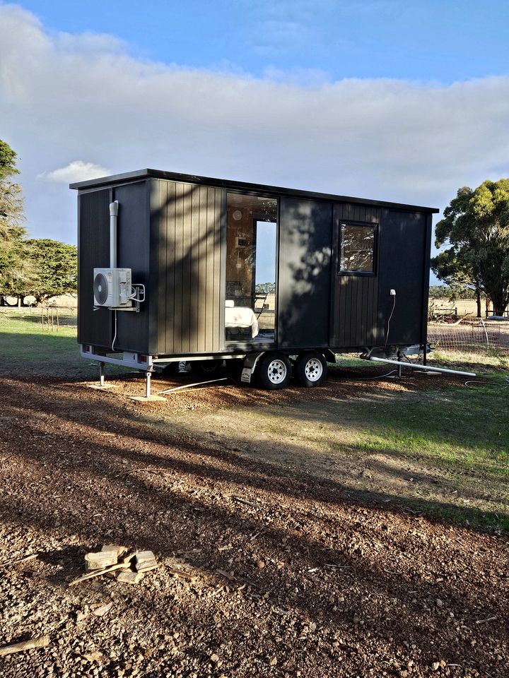 Cozy Tiny House with Lovely Outdoor Area and BBQ in Purdeet, Victoria