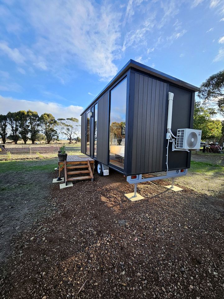 Cozy Tiny House with Lovely Outdoor Area and BBQ in Purdeet, Victoria