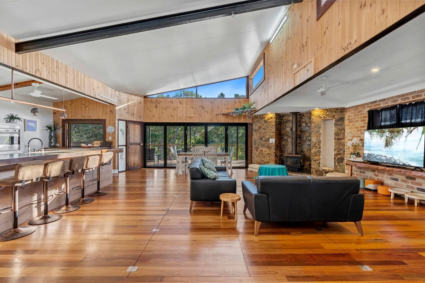 Spacious Creekside Holiday Home with Games Room & Private Studio near Hastings Point Beach, NSW