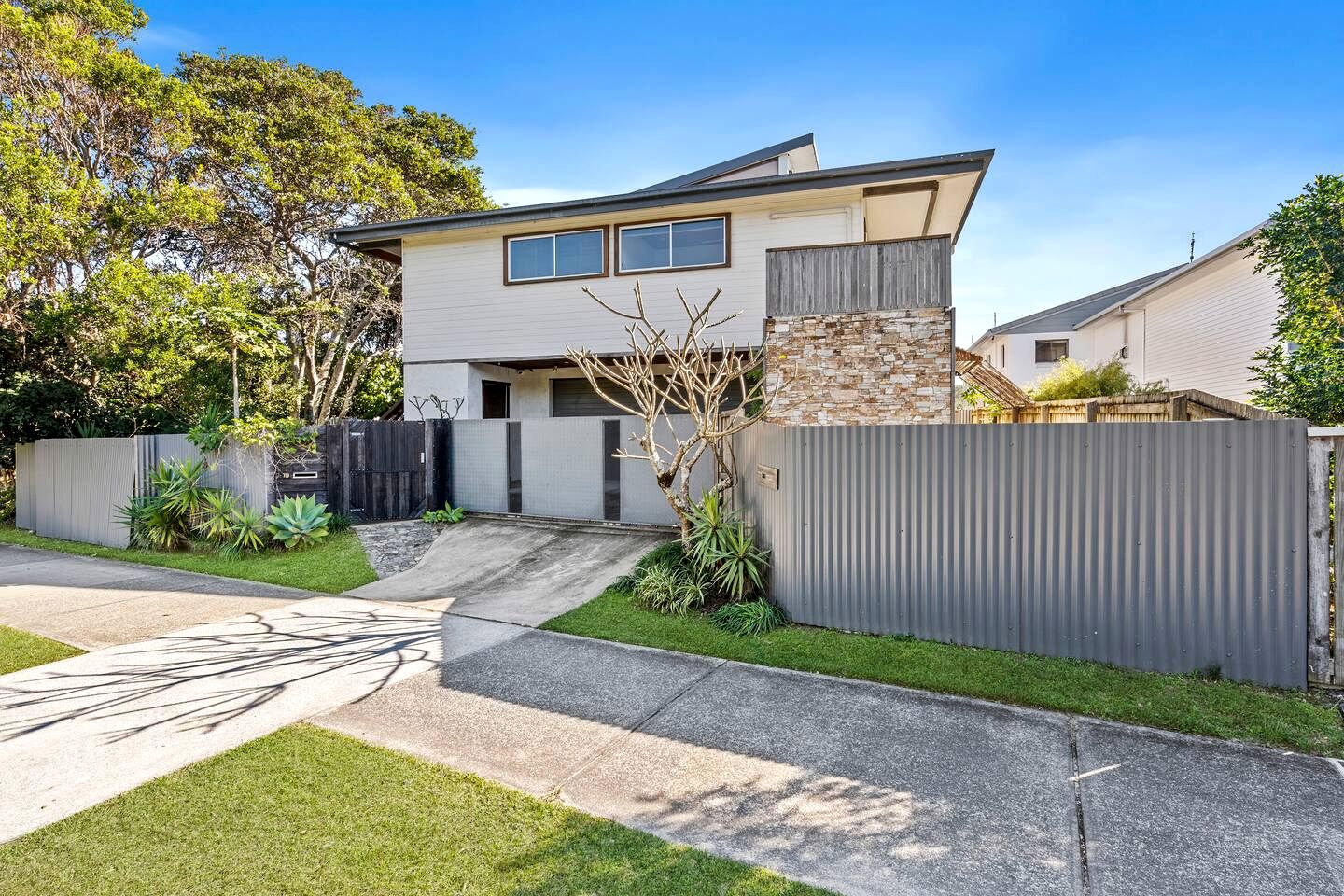 Spacious Creekside Holiday Home with Games Room & Private Studio near Hastings Point Beach, NSW