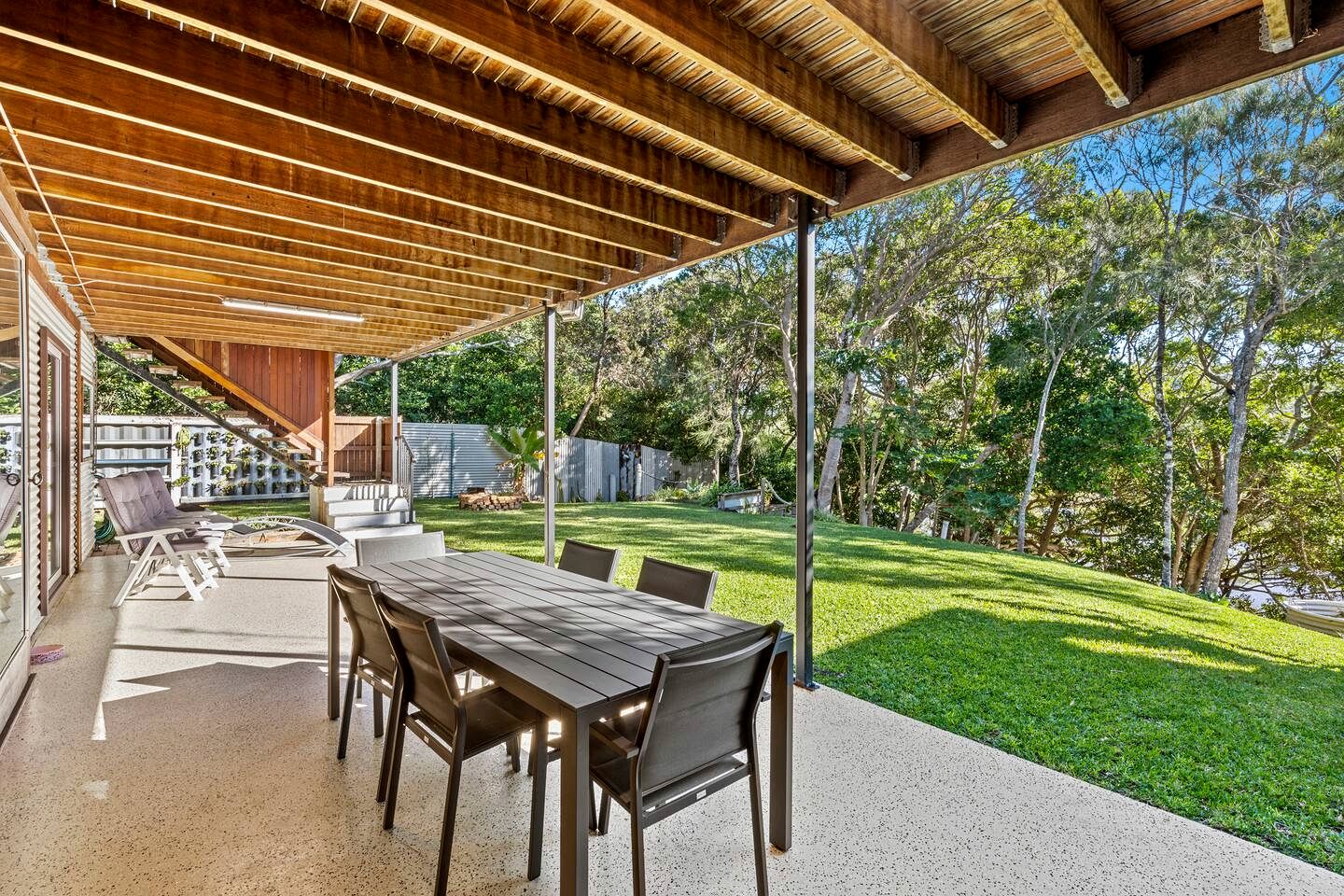 Spacious Creekside Holiday Home with Games Room & Private Studio near Hastings Point Beach, NSW