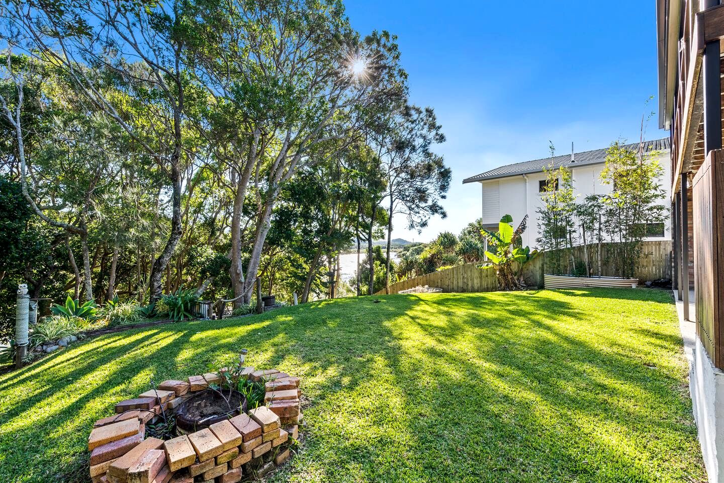 Spacious Creekside Holiday Home with Games Room & Private Studio near Hastings Point Beach, NSW