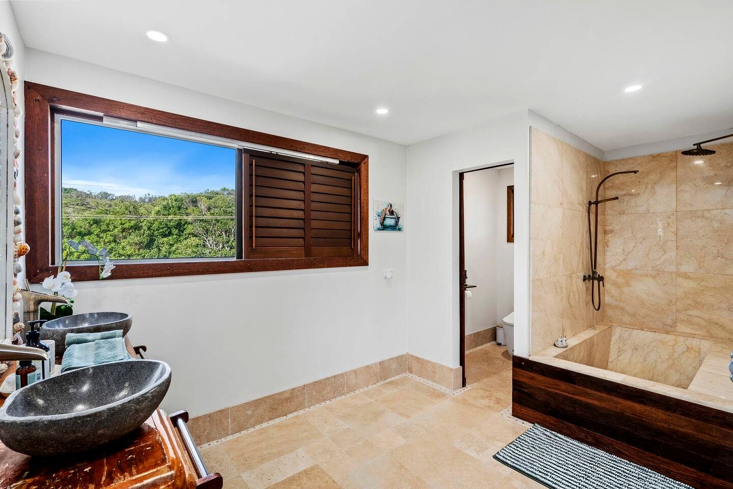 Spacious Creekside Holiday Home with Games Room & Private Studio near Hastings Point Beach, NSW