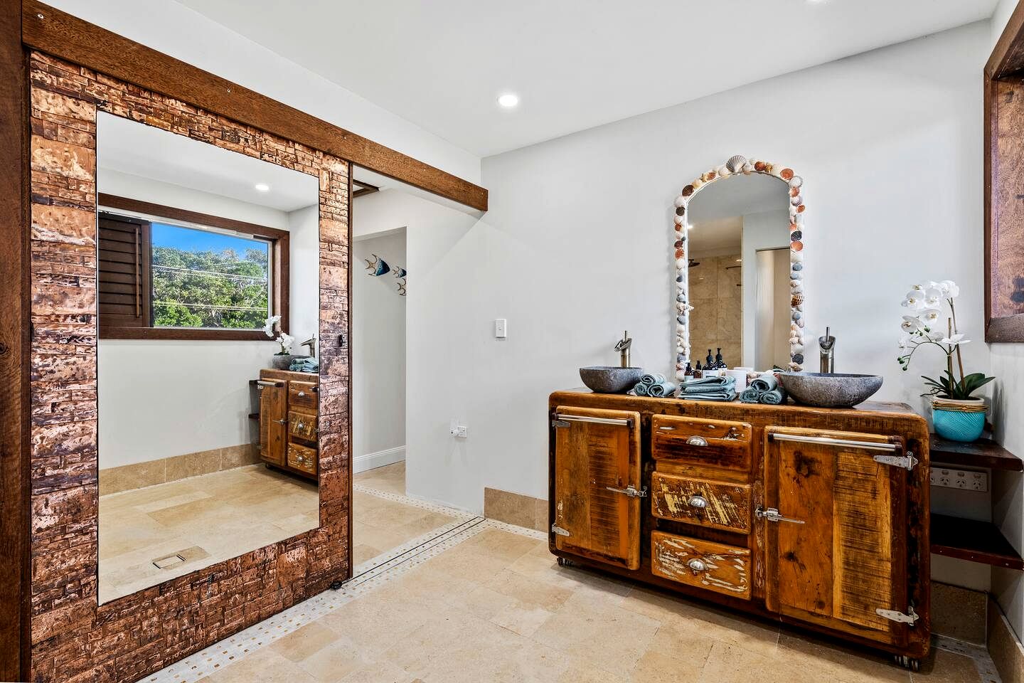 Spacious Creekside Holiday Home with Games Room & Private Studio near Hastings Point Beach, NSW