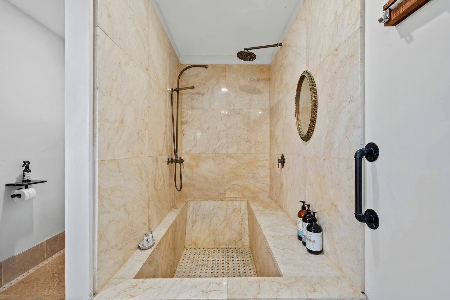 Spacious Creekside Holiday Home with Games Room & Private Studio near Hastings Point Beach, NSW