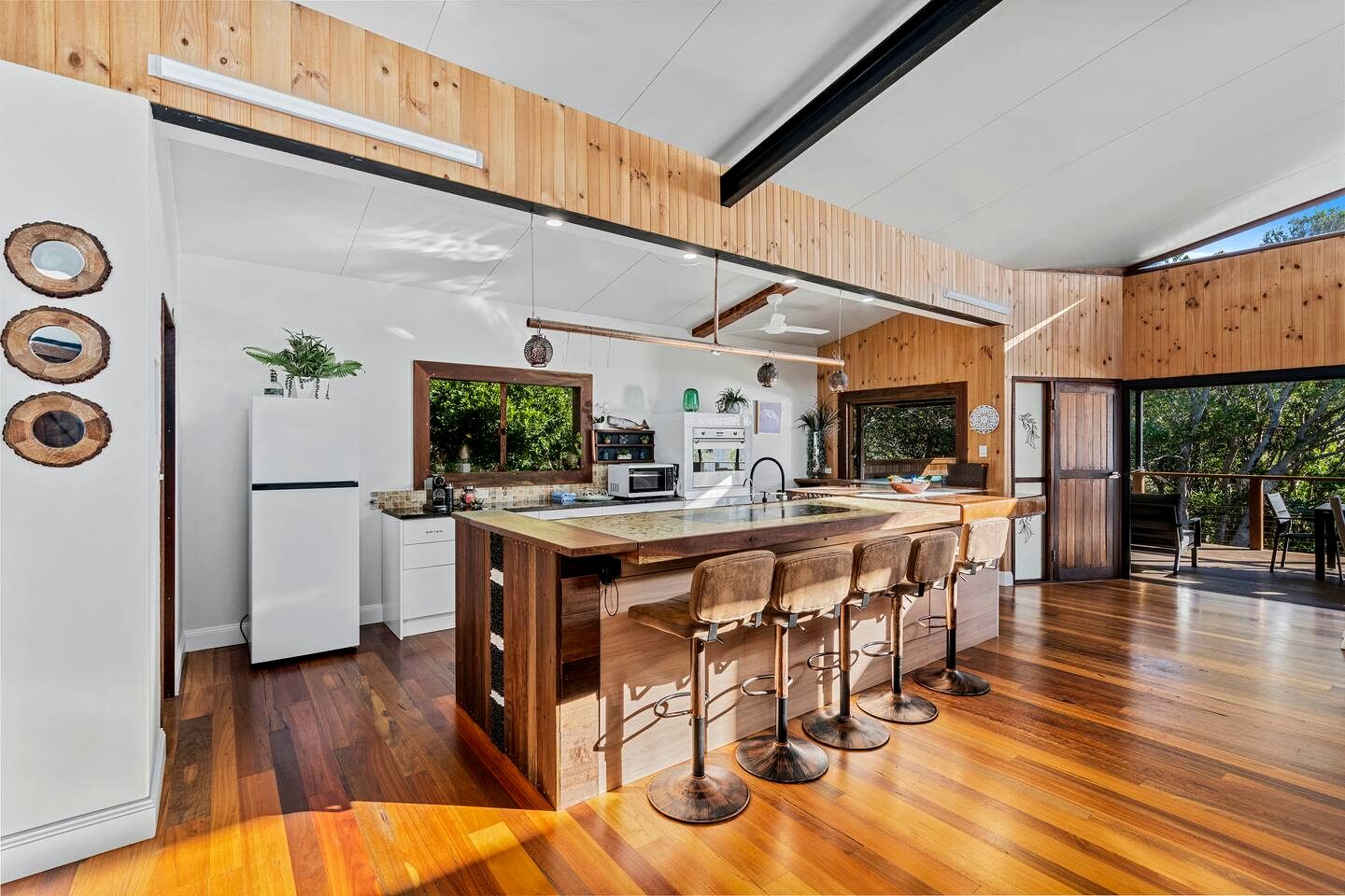 Spacious Creekside Holiday Home with Games Room & Private Studio near Hastings Point Beach, NSW