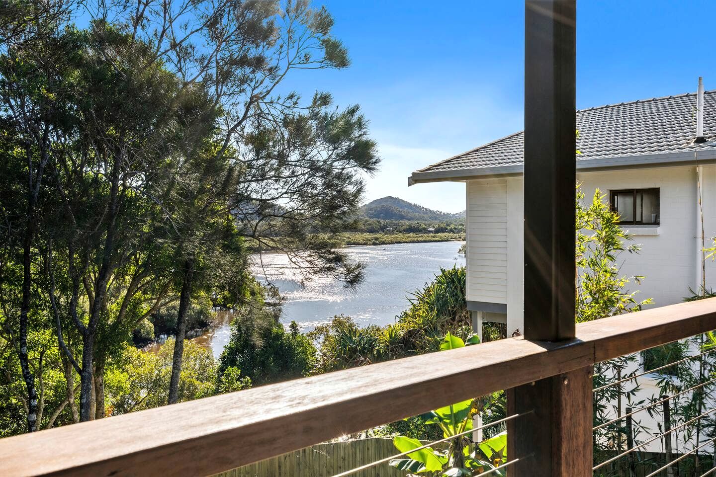 Spacious Creekside Holiday Home with Games Room & Private Studio near Hastings Point Beach, NSW