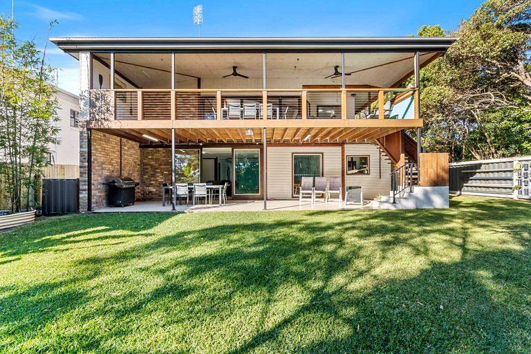 Spacious Creekside Holiday Home with Games Room & Private Studio near Hastings Point Beach, NSW