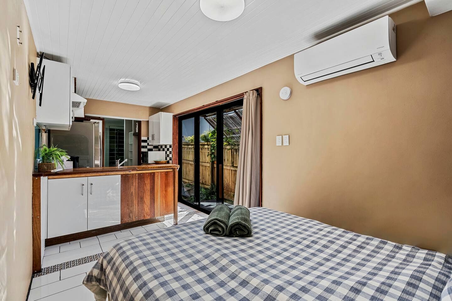 Spacious Creekside Holiday Home with Games Room & Private Studio near Hastings Point Beach, NSW