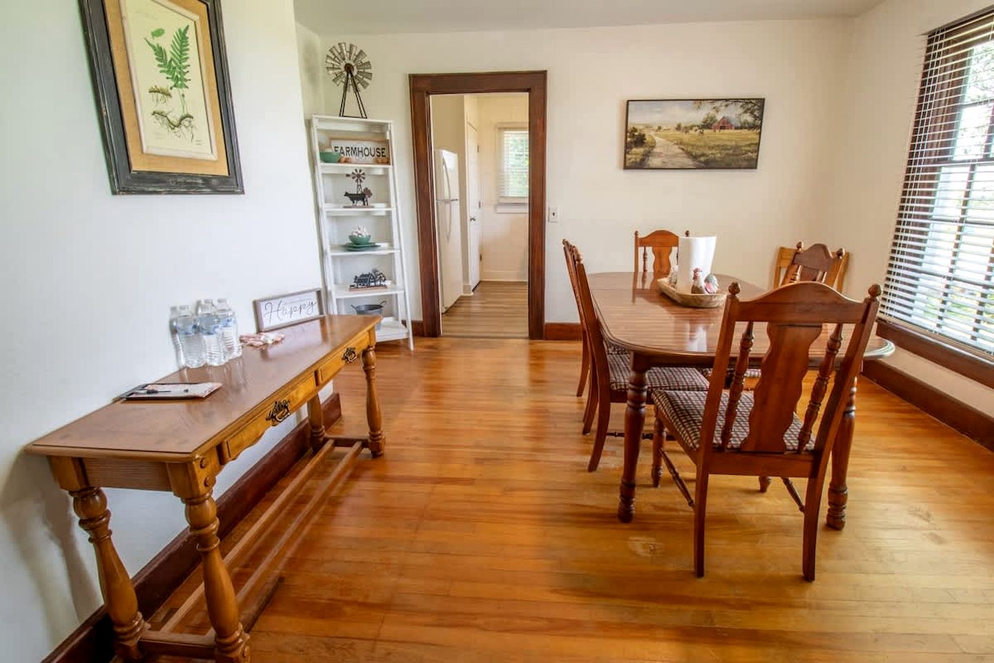 Large, Farmhouse Style Cottage near Lake Cumberland State Resort Park, Perfect for a Kentucky Summer Holiday