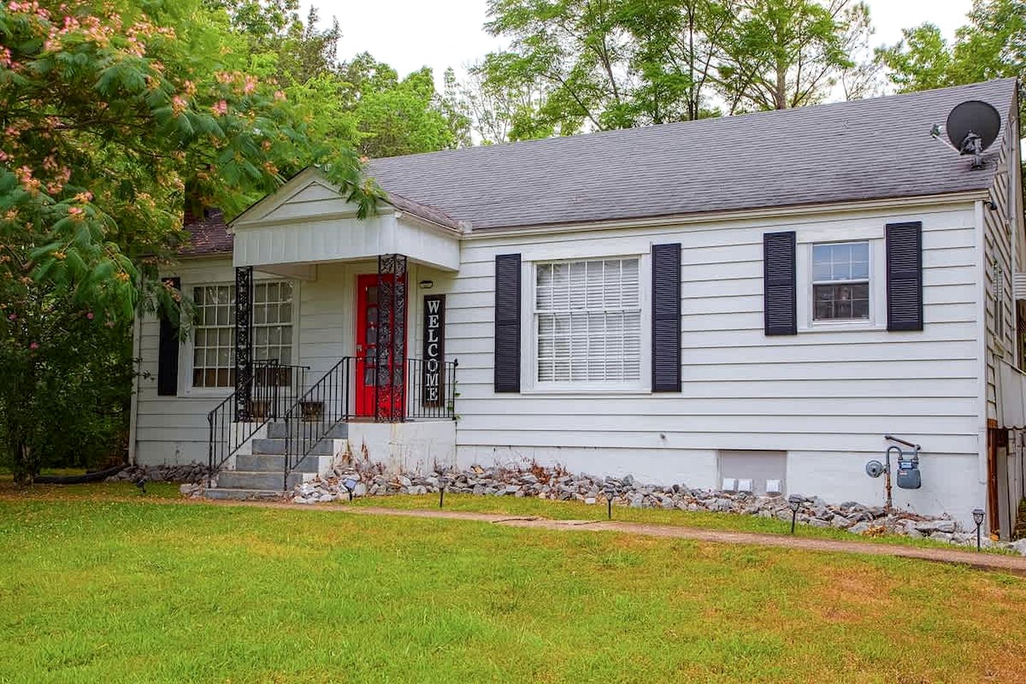 Large, Farmhouse Style Cottage near Lake Cumberland State Resort Park, Perfect for a Kentucky Summer Holiday