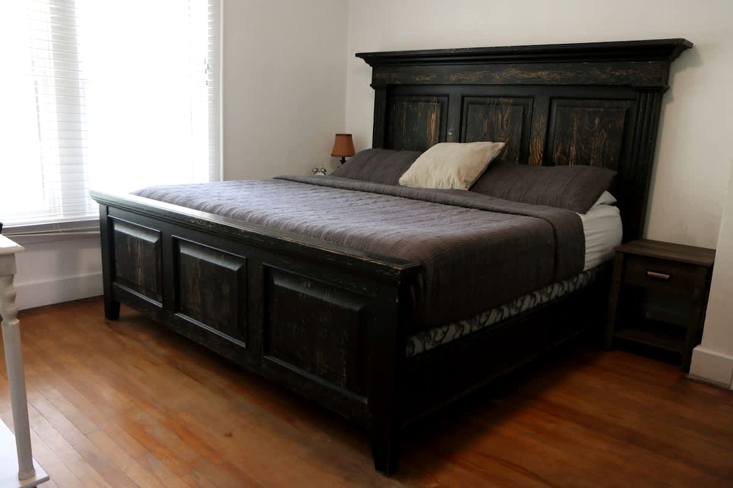 Large, Farmhouse Style Cottage near Lake Cumberland State Resort Park, Perfect for a Kentucky Summer Holiday