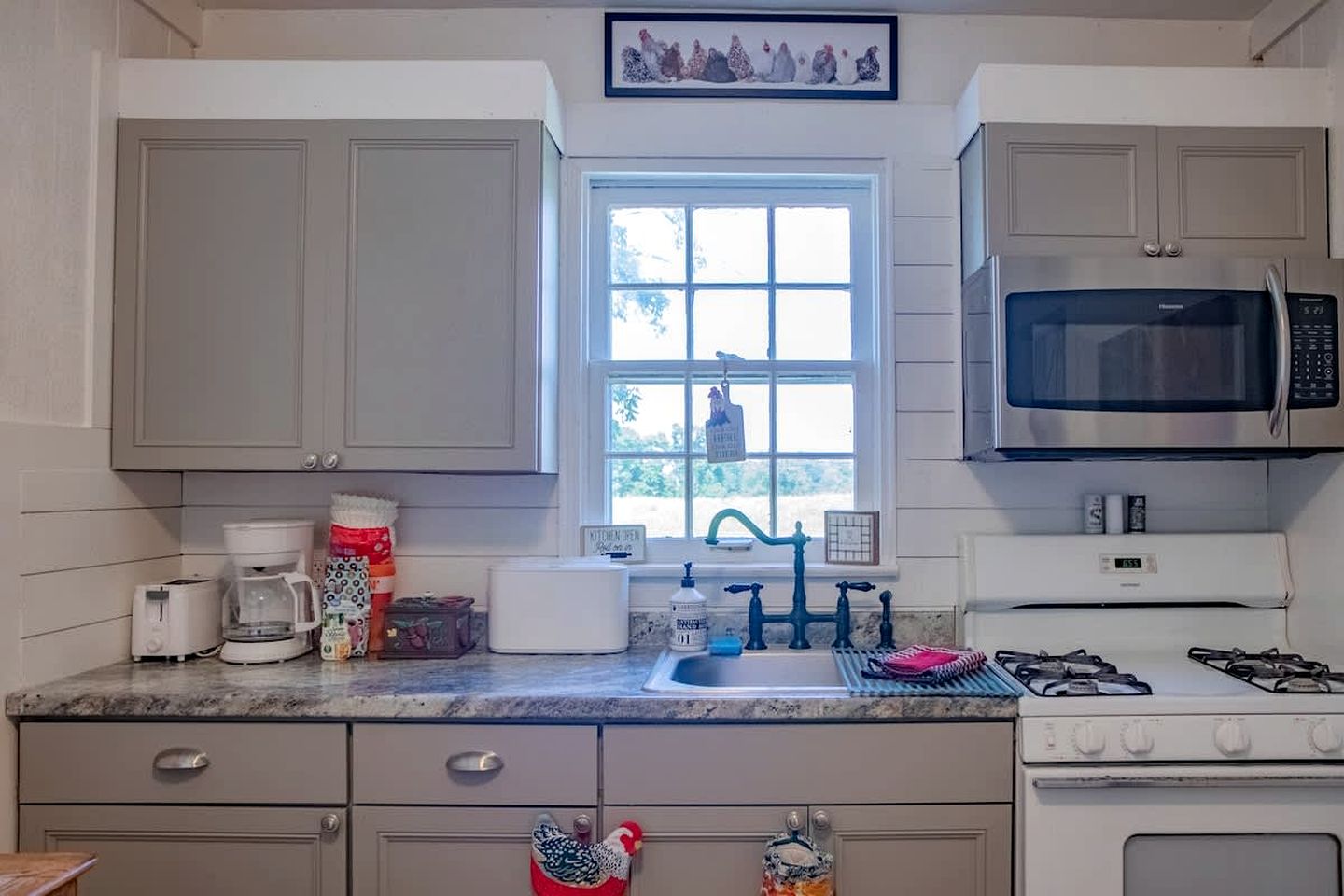 Large, Farmhouse Style Cottage near Lake Cumberland State Resort Park, Perfect for a Kentucky Summer Holiday