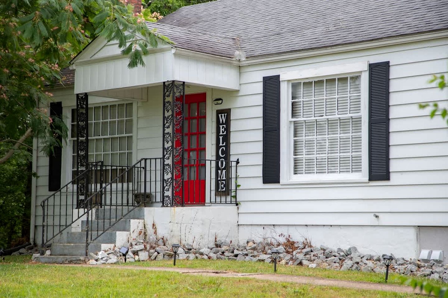 Large, Farmhouse Style Cottage near Lake Cumberland State Resort Park, Perfect for a Kentucky Summer Holiday