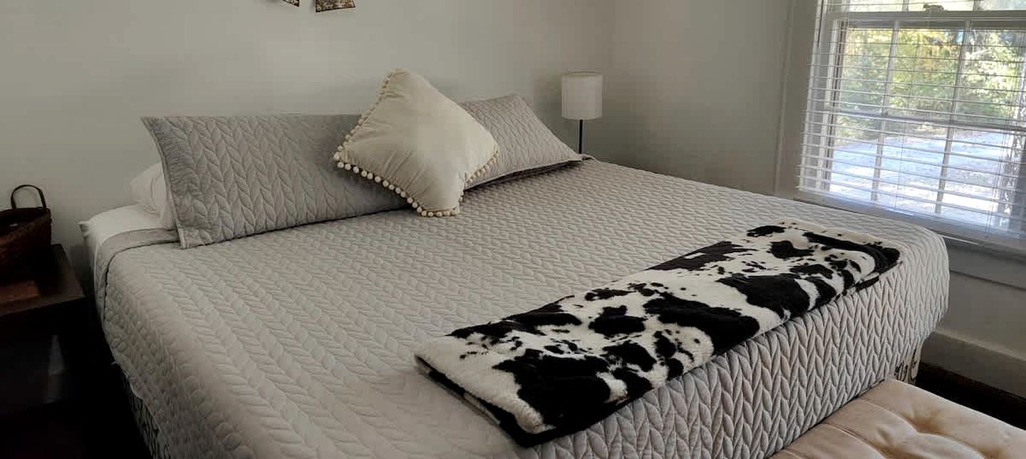 Large, Farmhouse Style Cottage near Lake Cumberland State Resort Park, Perfect for a Kentucky Summer Holiday