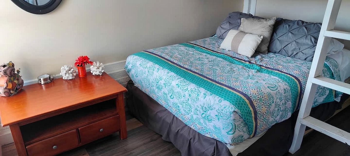 Large, Farmhouse Style Cottage near Lake Cumberland State Resort Park, Perfect for a Kentucky Summer Holiday