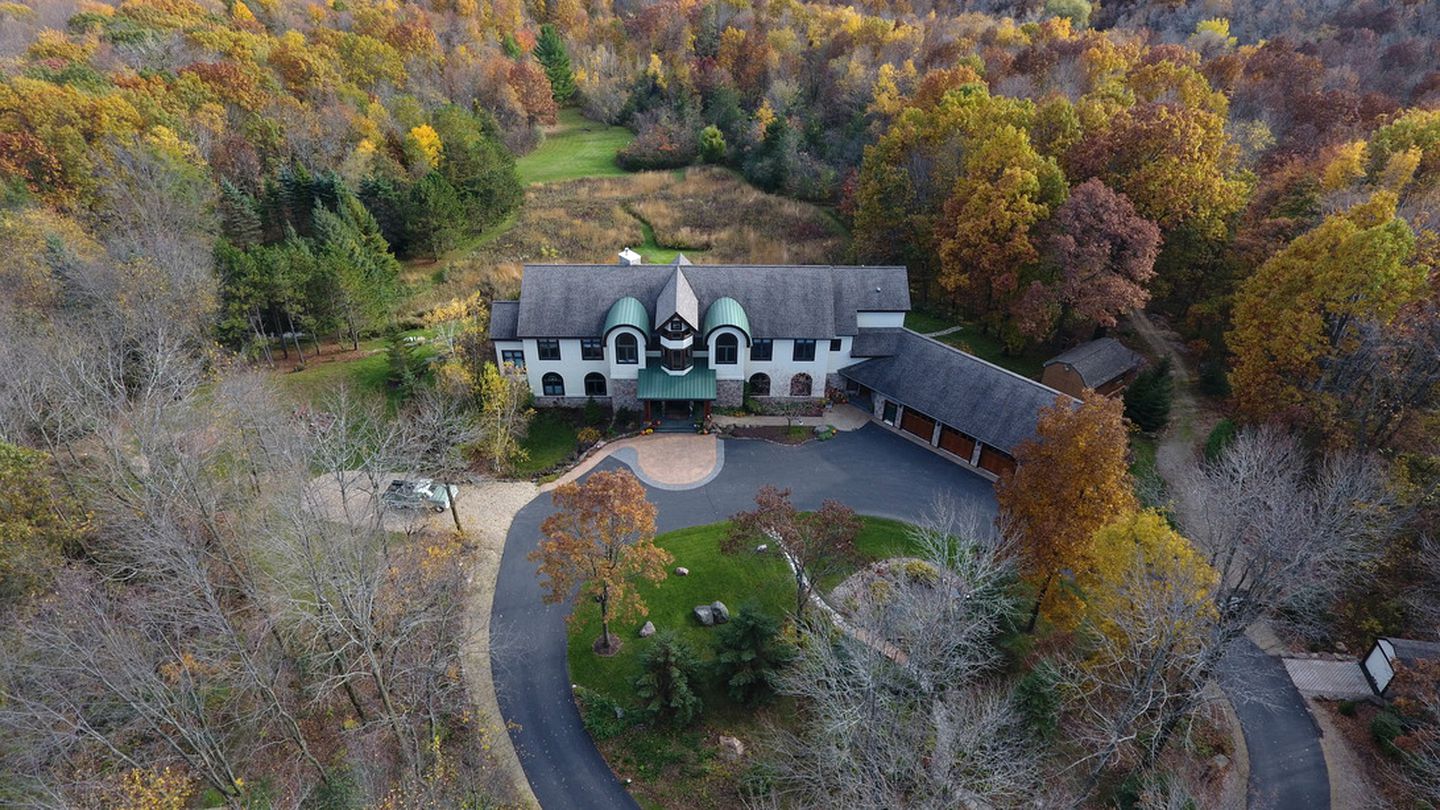 Elegant Suite for Couples near Lake Wisconsin in Baraboo, Wisconsin