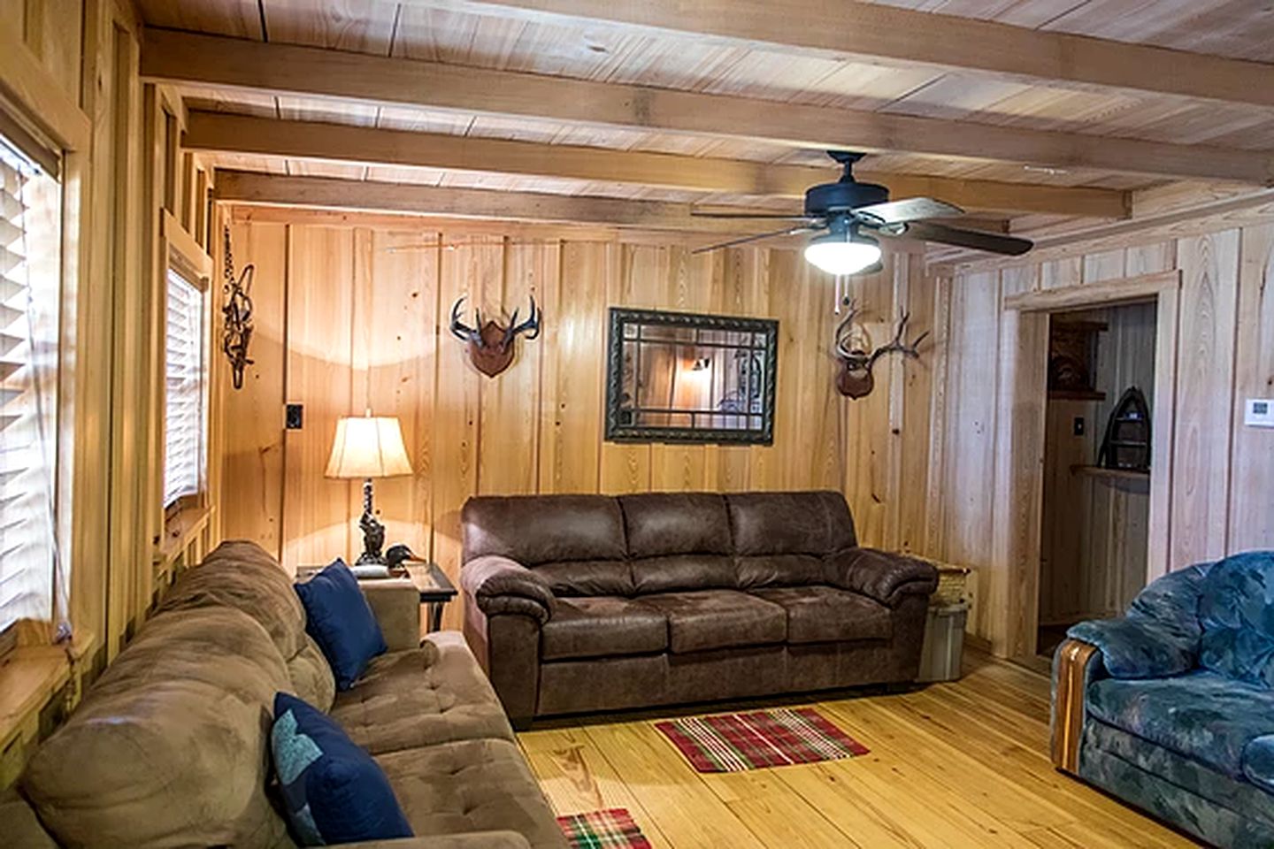 Spacious Rustic Cabin Perfect for Fishing and Boating near Jonesville, Louisiana