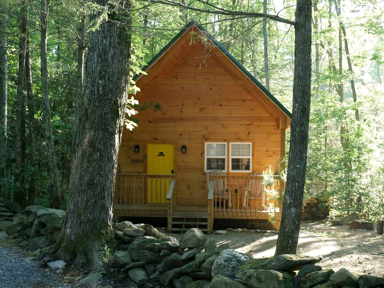 Cute Cabin Surrounded by Trees for a Relaxing Getaway in Nature, the Perfect Base for Exploring the Great Smoky Mountains in Tennessee