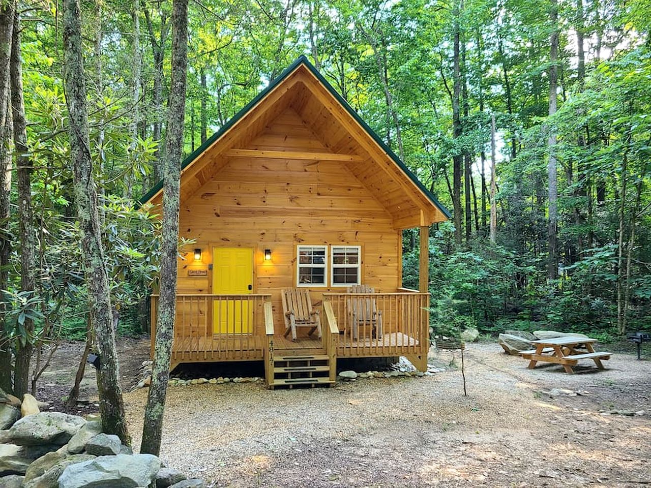 Cute Cabin Surrounded by Trees for a Relaxing Getaway in Nature, the Perfect Base for Exploring the Great Smoky Mountains in Tennessee